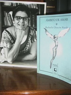 Rafaela Chacón Nardi - foto con libro 300 X 400