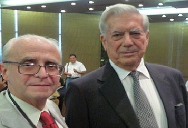 Con Mario Vargas Llosa - Reunión de la ASALE en Panamá 383 X 260